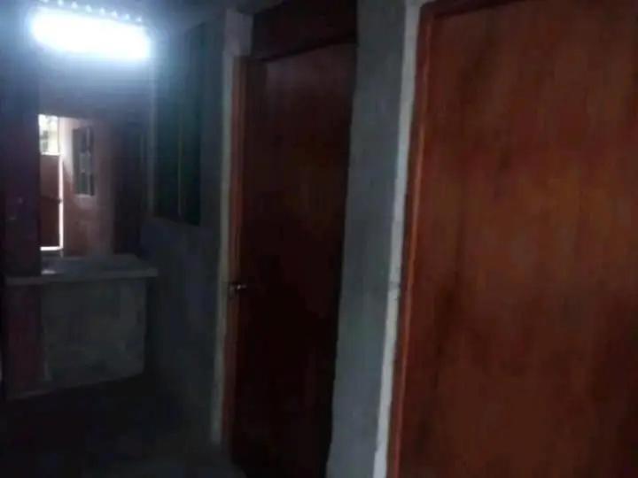 uma porta de madeira num quarto com um espelho em Renta de cuartos por dia em Ameca