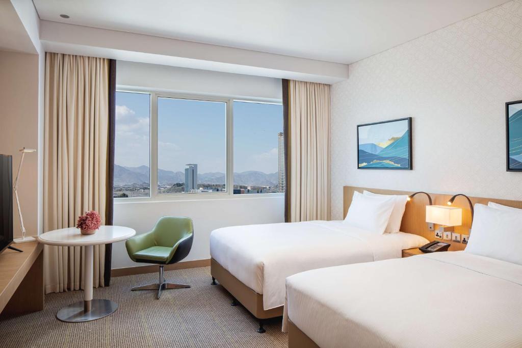 Postel nebo postele na pokoji v ubytování Doubletree By Hilton Fujairah City