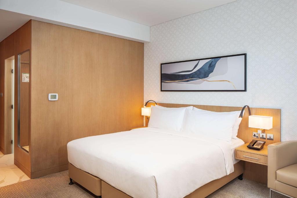 Postel nebo postele na pokoji v ubytování Doubletree By Hilton Fujairah City
