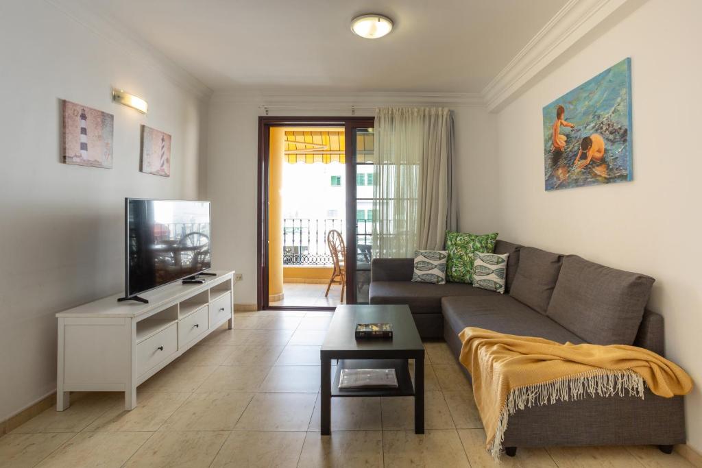 Televízia a/alebo spoločenská miestnosť v ubytovaní HD Mogan Beach Apartment
