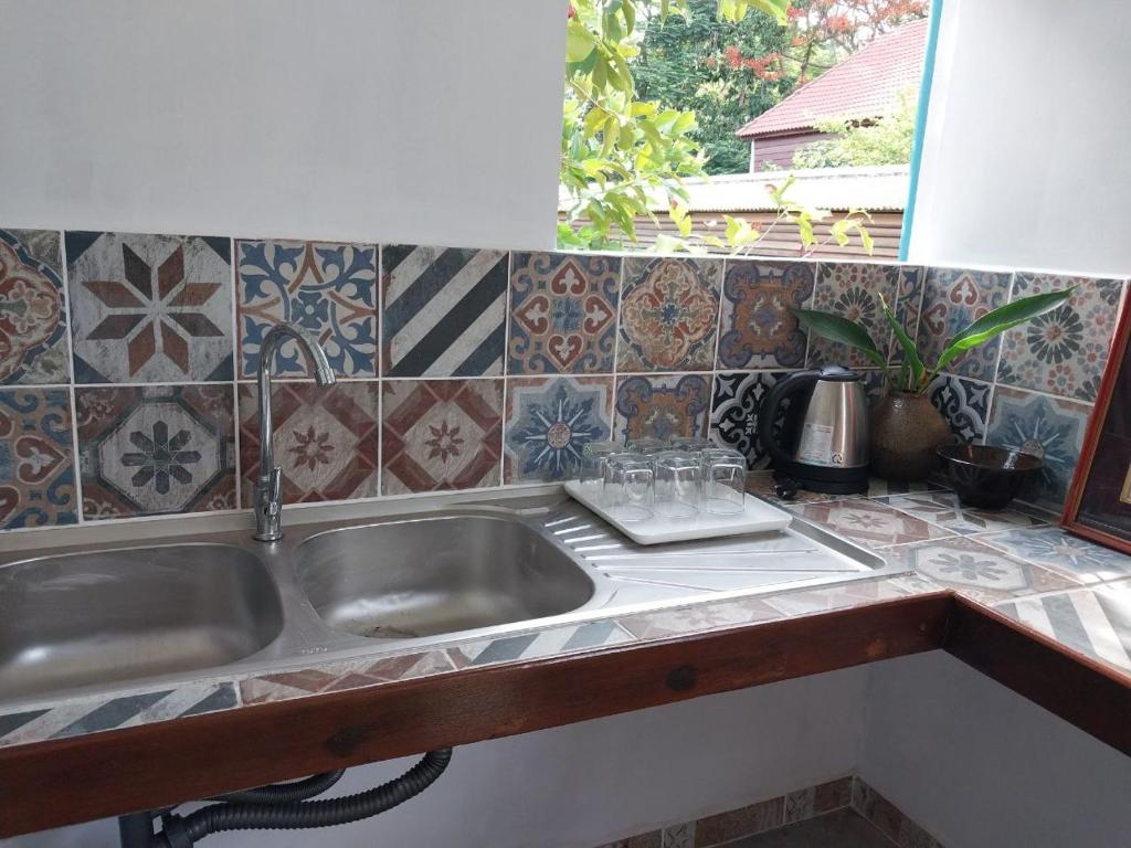 Kuchyň nebo kuchyňský kout v ubytování ANGKOR DINO B&B