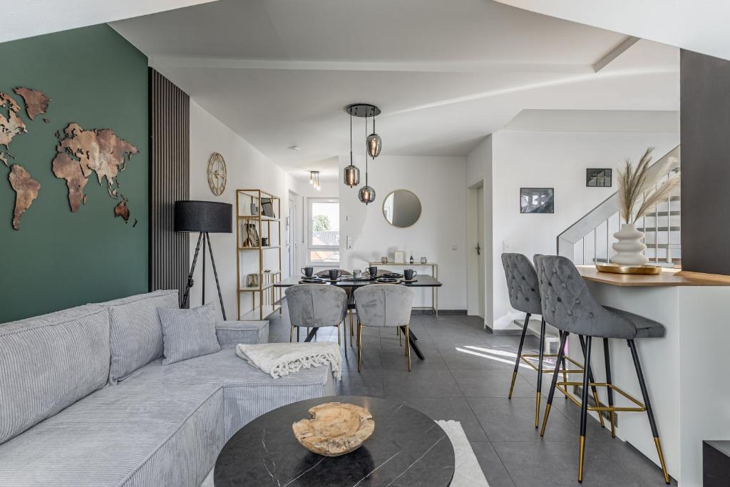 un soggiorno con divano e tavolo di Luxus Wohnung I Gasgrill I Smart-TV I Balkon a Gütersloh