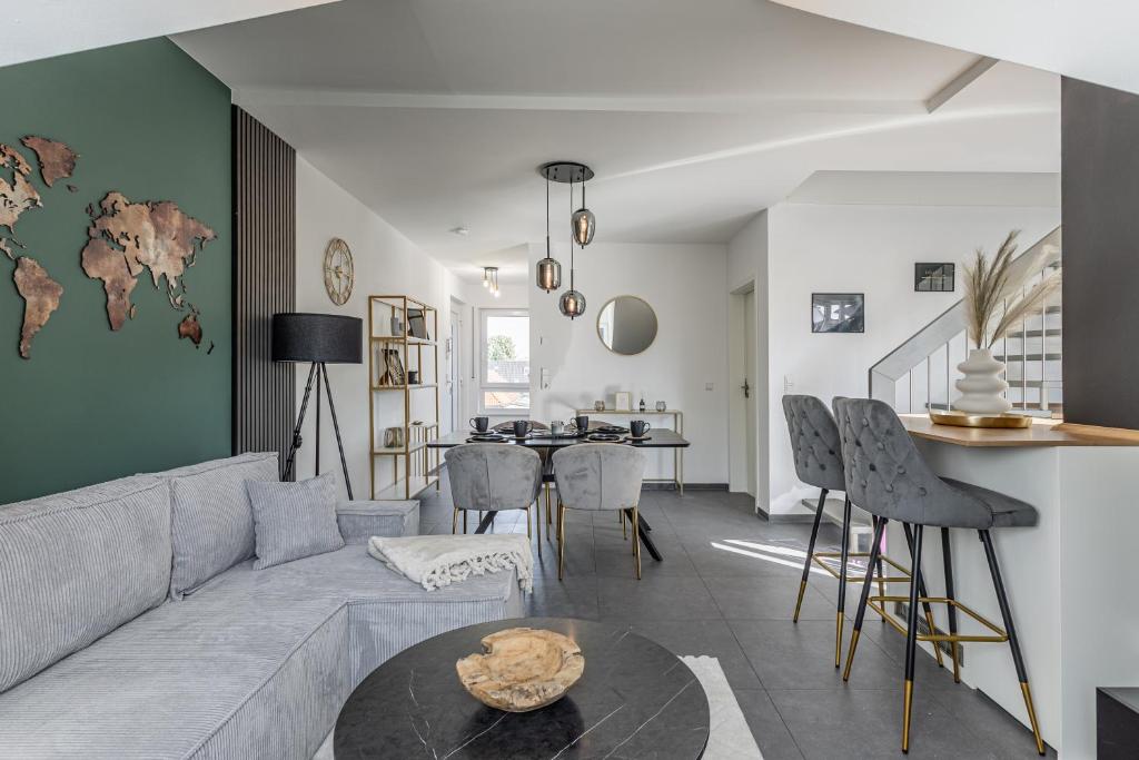 a living room with a couch and a table at GT-City Suite 01 I Gasgrill I Smart-TV I Balkon in Gütersloh