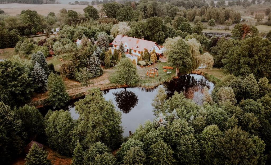 una vista aérea de una casa con un estanque en Ranczo Brusno en Połczyn-Zdrój