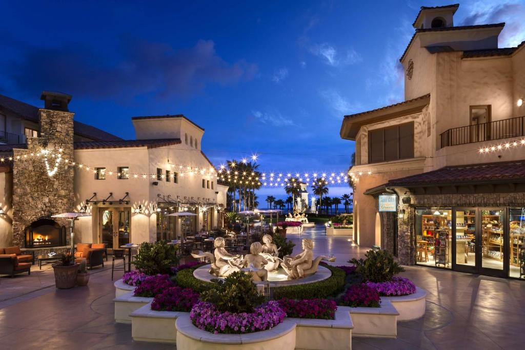 un patio en el complejo con una fuente y luces en Hyatt Regency Huntington Beach Resort and Spa, en Huntington Beach