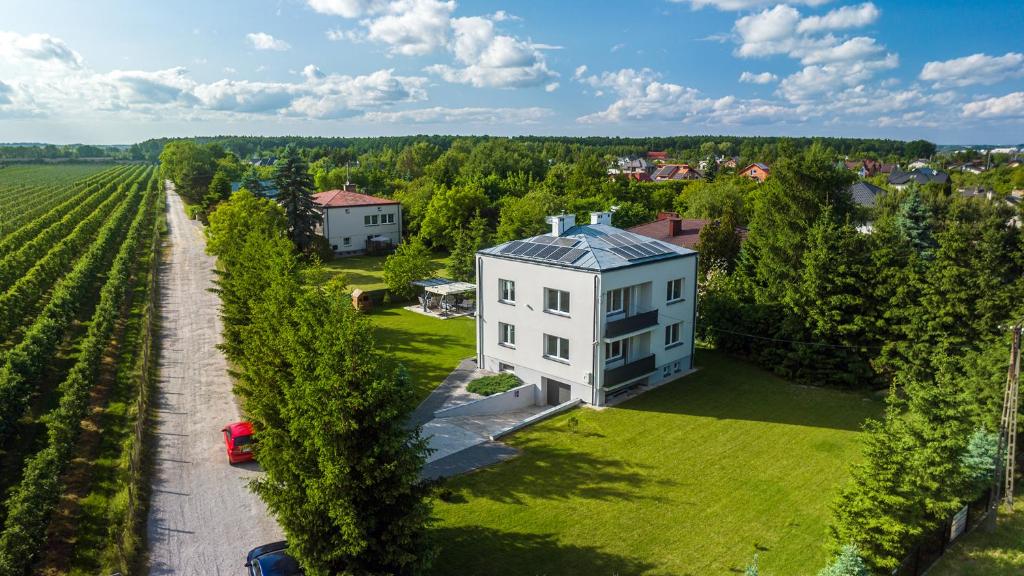 widok z powietrza na biały dom obok winnicy w obiekcie White House Izabelin (close to: Warsaw, Grojec) w mieście Mogielnica