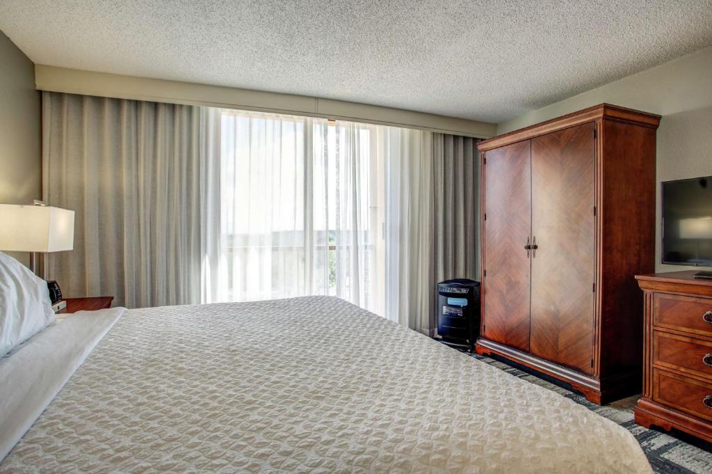 Embassy Suites by Hilton Orlando International Drive Convention Center photo