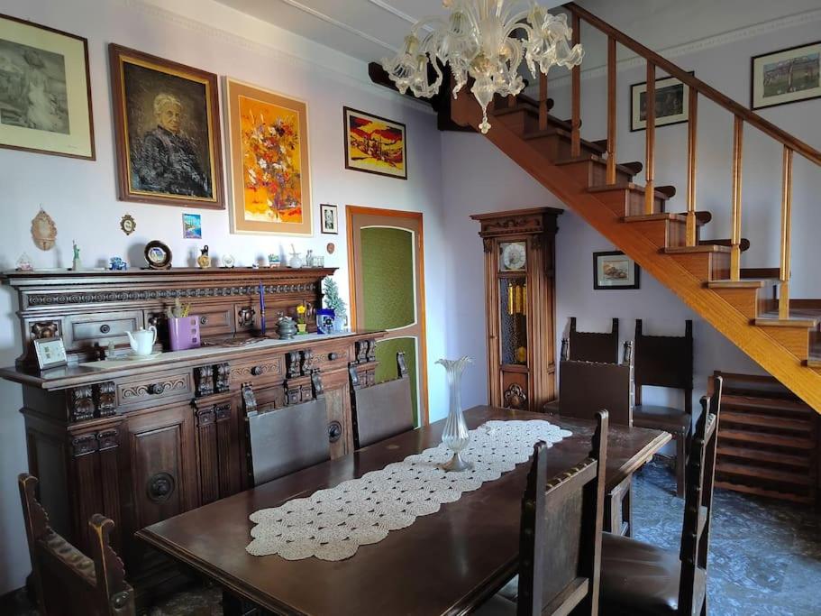 ein Esszimmer mit einem Tisch und einer Treppe in der Unterkunft B&B La Finestra Sul Mare in Ripatransone