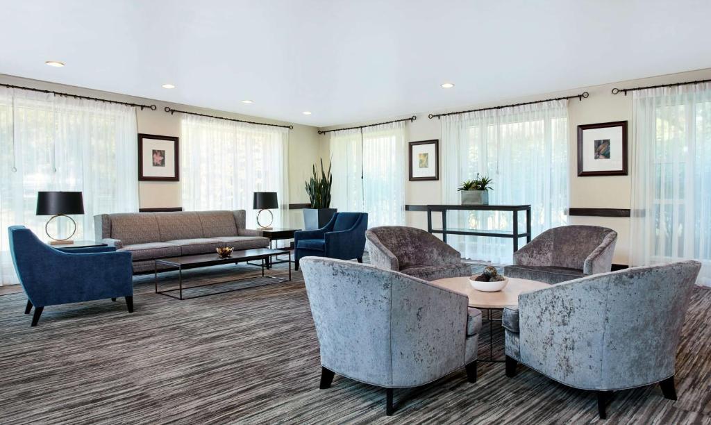 Posezení v ubytování Embassy Suites Parsippany