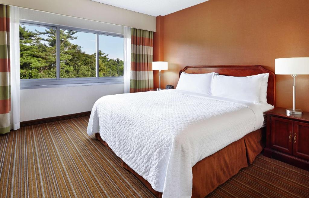 Postel nebo postele na pokoji v ubytování Embassy Suites Parsippany