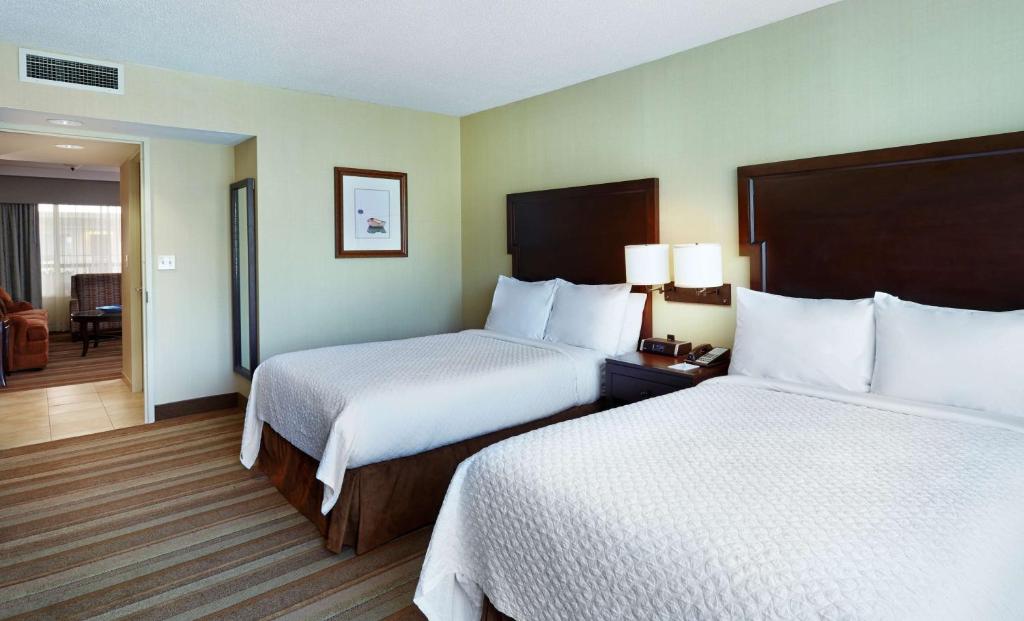 Postel nebo postele na pokoji v ubytování Embassy Suites Parsippany