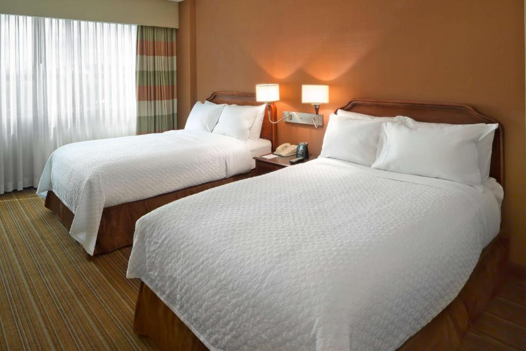 Postel nebo postele na pokoji v ubytování Embassy Suites Parsippany