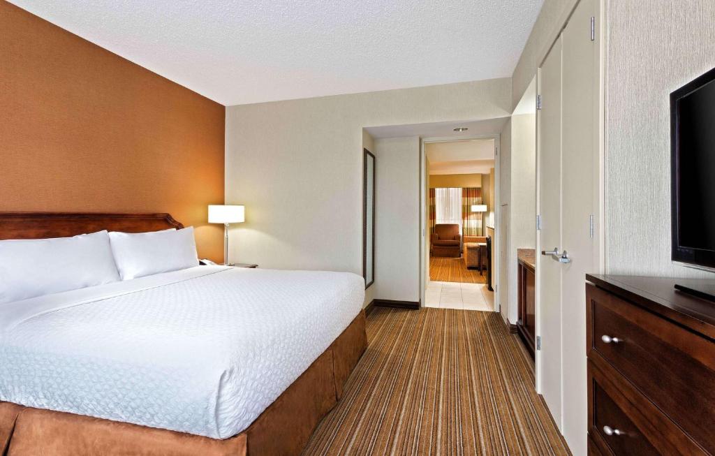 Postel nebo postele na pokoji v ubytování Embassy Suites Parsippany