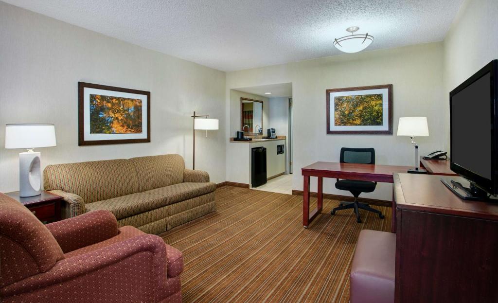 TV a/nebo společenská místnost v ubytování Embassy Suites Parsippany