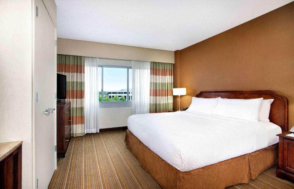 Postel nebo postele na pokoji v ubytování Embassy Suites Parsippany