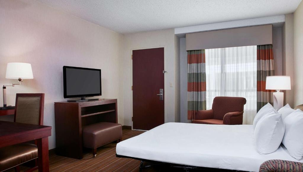 Postel nebo postele na pokoji v ubytování Embassy Suites Parsippany
