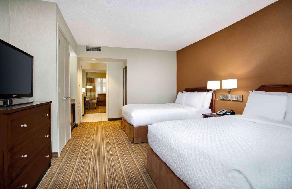 Postel nebo postele na pokoji v ubytování Embassy Suites Parsippany