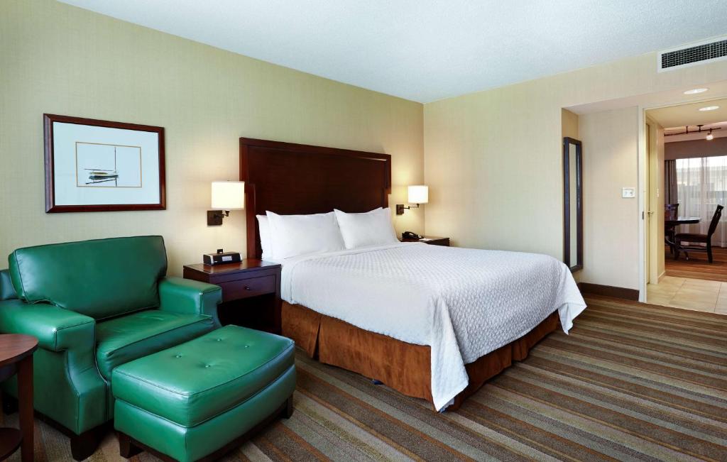Postel nebo postele na pokoji v ubytování Embassy Suites Parsippany
