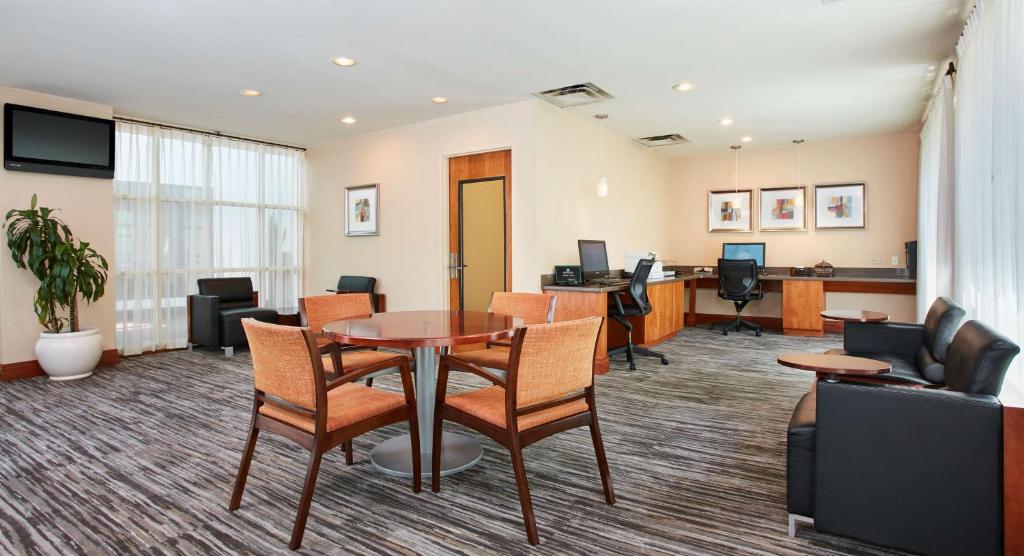 TV a/nebo společenská místnost v ubytování Embassy Suites Parsippany