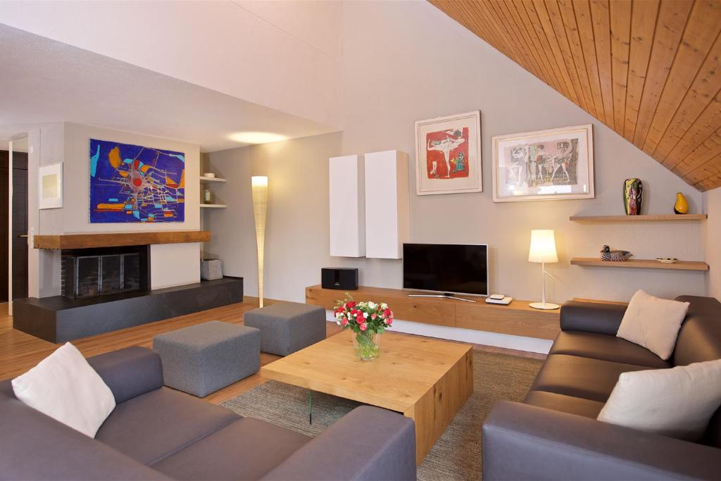 een woonkamer met een bank en een salontafel bij Schweizerhof Ferienwohnungen Lenzerheide 1 in Lenzerheide