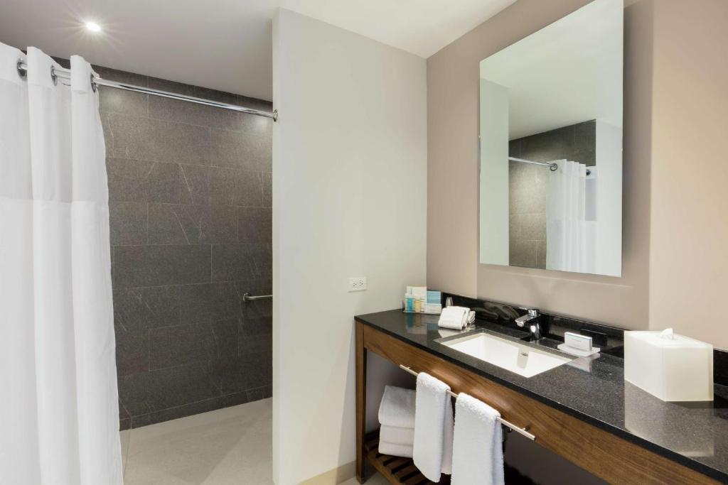 Um banheiro em Hampton Inn By Hilton Cancun Cumbres
