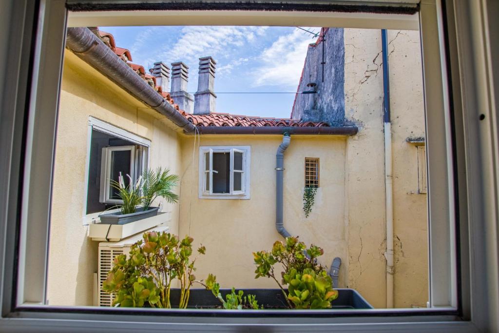 una vista di un edificio da una finestra di Viale 24 a Trieste