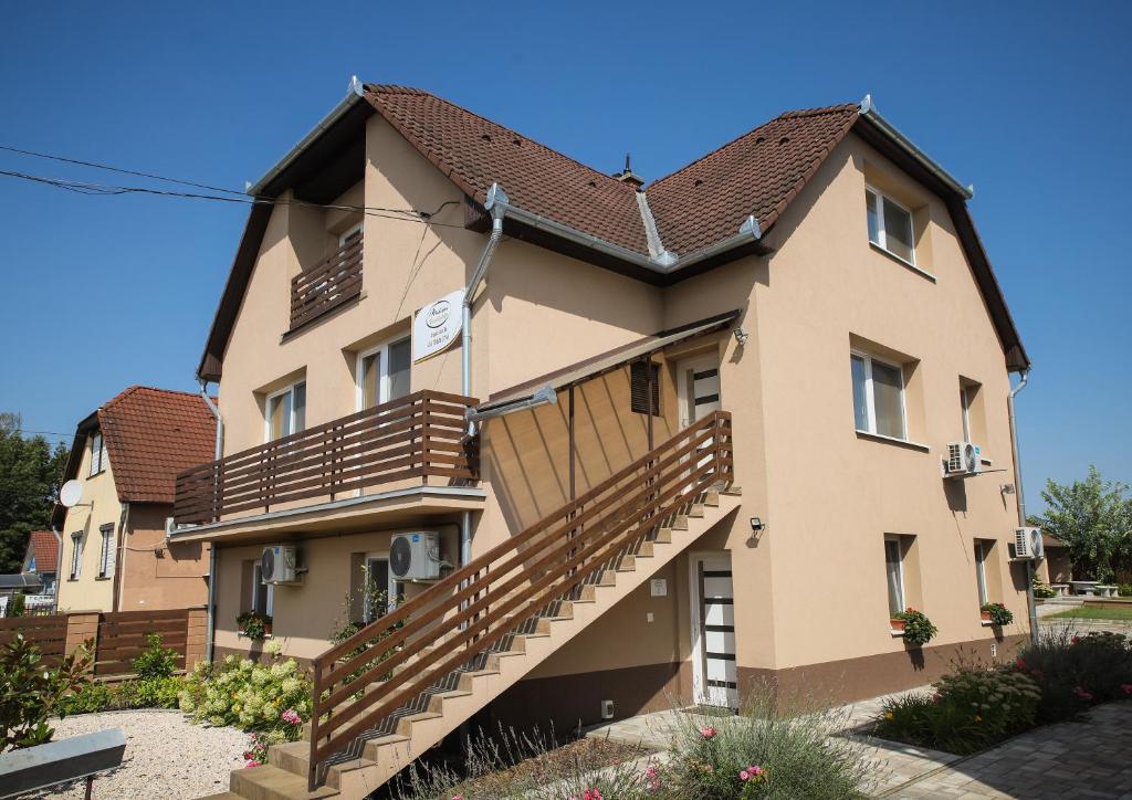 ein Gebäude mit Treppen und einem Dach in der Unterkunft Madison Vendégház 2 in Kisvárda