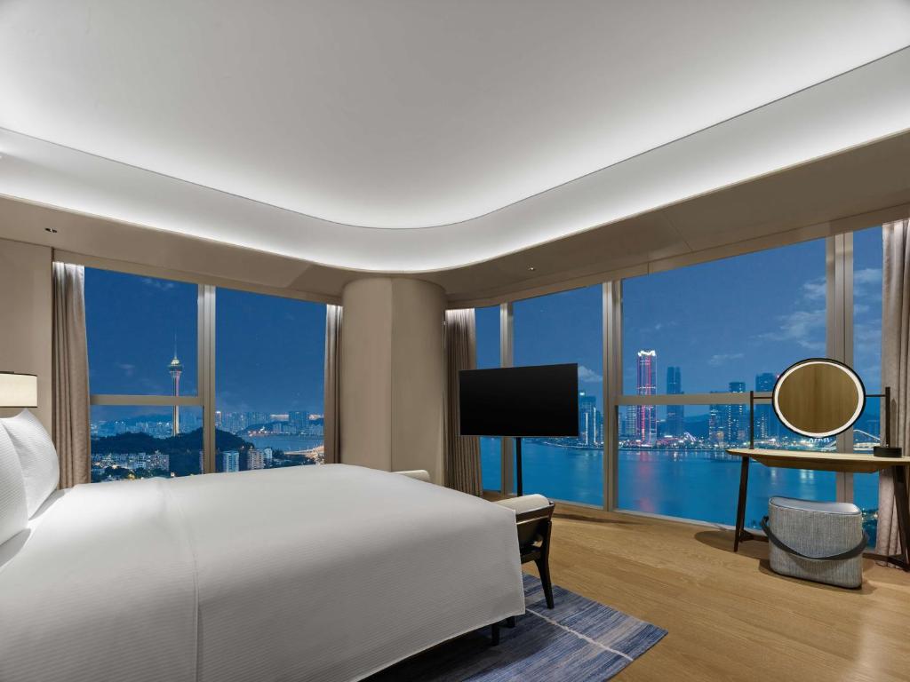 Postel nebo postele na pokoji v ubytování Hilton Zhuhai