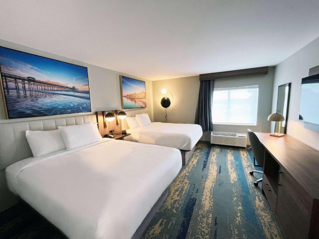 La Quinta Inn by Wyndham Columbia NE Fort Jacksonにあるベッド