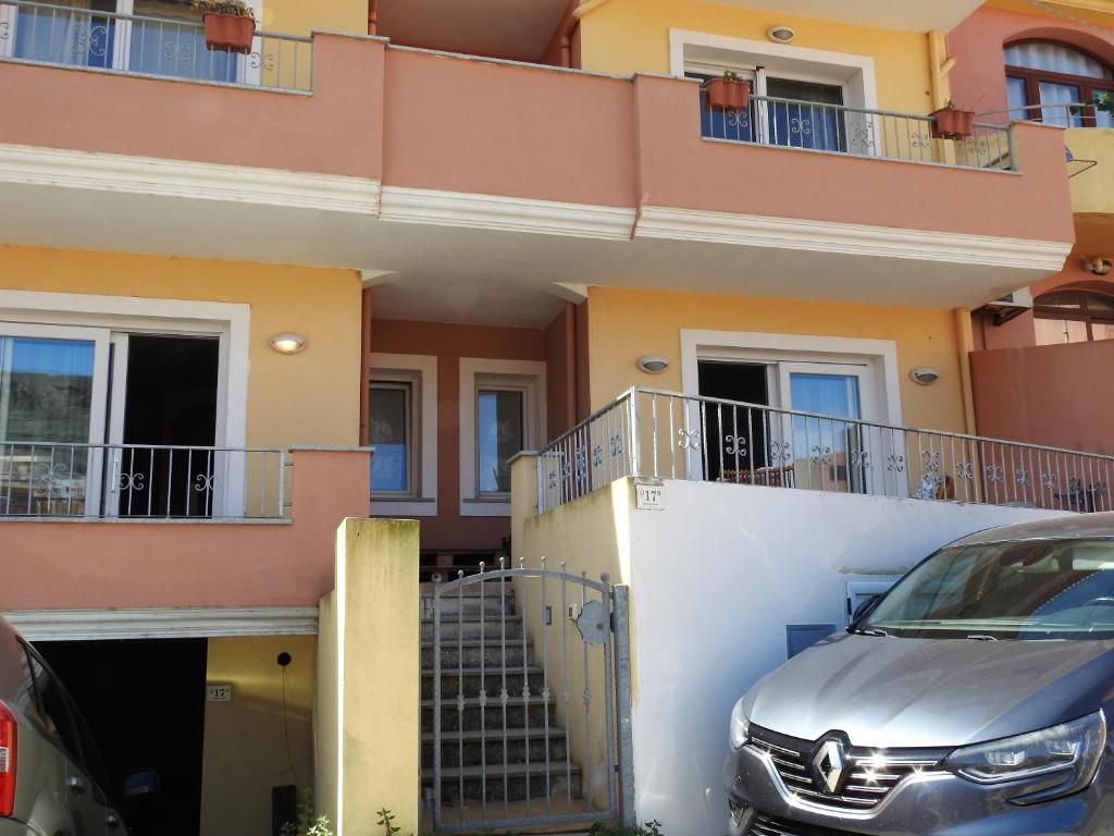 une voiture garée devant une maison dans l'établissement Le castellane, à Castelsardo