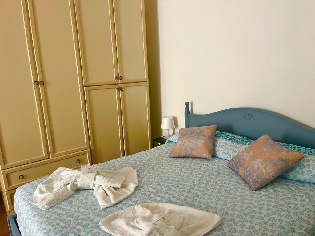 a bedroom with a bed with two towels on it at Cattleya in Mola di Bari