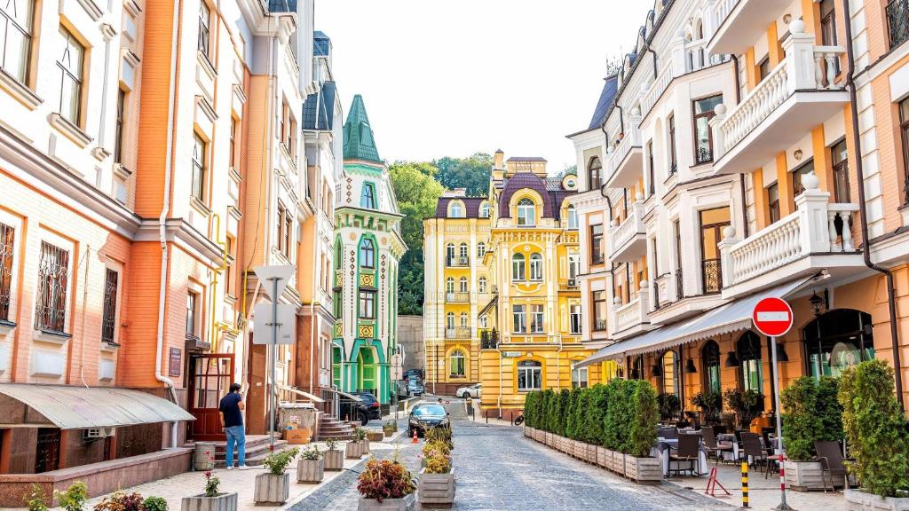 Real Home Apartmens - Podil Promenade في كييف: شارع في مدينة بها مباني كثيرة