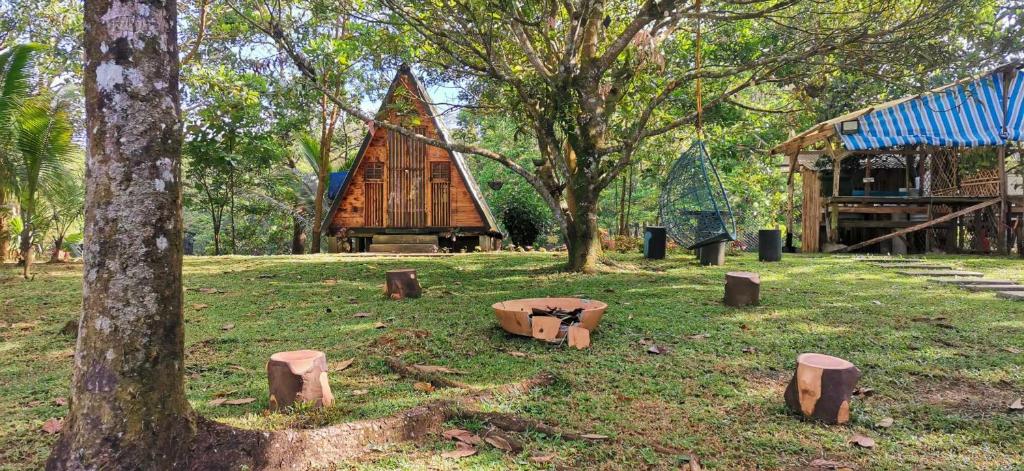 une petite cabane dans les arbres au milieu d'un parc dans l'établissement Isla Del Antoño, à Cavinti