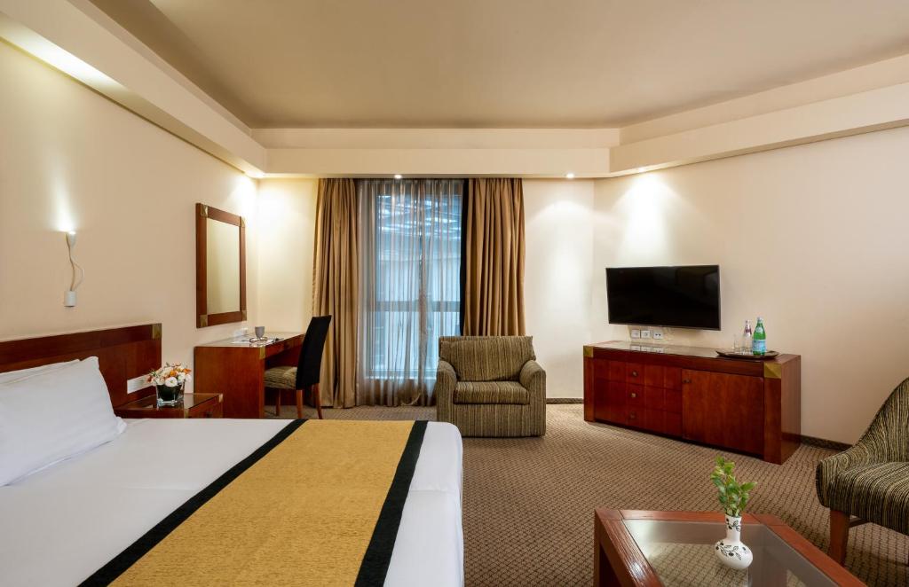 TV a/nebo společenská místnost v ubytování Olive Tree Hotel