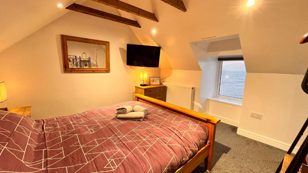 Postel nebo postele na pokoji v ubytování Carnmhor, Isle of Skye - Stunning 242 year old cottage on its own sea shore!