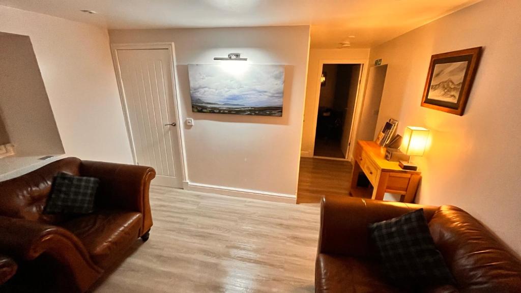 Posezení v ubytování Carnmhor, Isle of Skye - Stunning 242 year old cottage on its own sea shore!