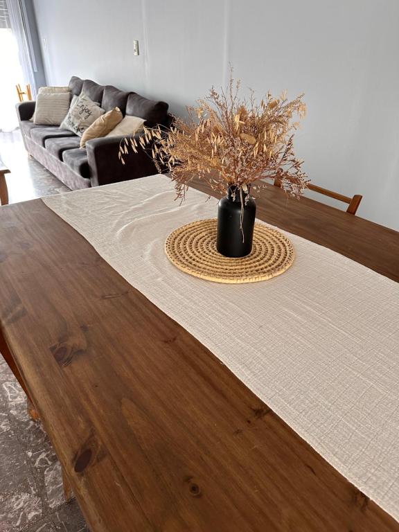 a table with a vase on top of it at Departamento Ezeiza Centro in Ezeiza