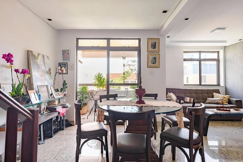 sala de estar con mesa y sillas en Quarto de Casal em Apartamento - Belo Horizonte - Buritis, en Belo Horizonte