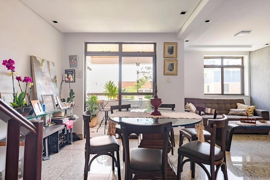 uma sala de estar com mesa e cadeiras em Quarto de Casal em Apartamento - Belo Horizonte - Buritis em Belo Horizonte