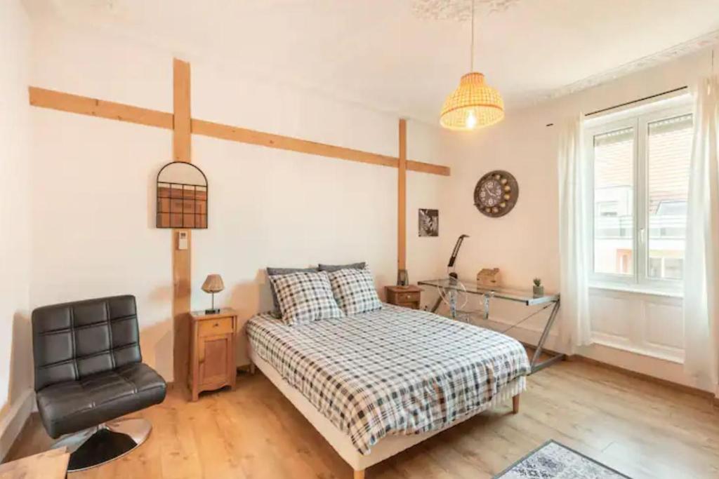 une chambre avec un lit, un bureau et une chaise dans l'établissement Peyerimhoff Colmar - 3 Chambres - 8 Pers - Clim, à Colmar