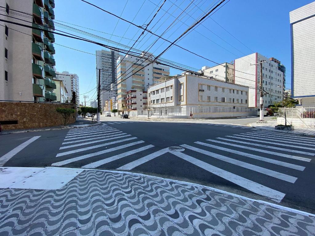 an empty street with a crosswalk in a city at Pé na Areia Praia da Guilhermina IV in Praia Grande