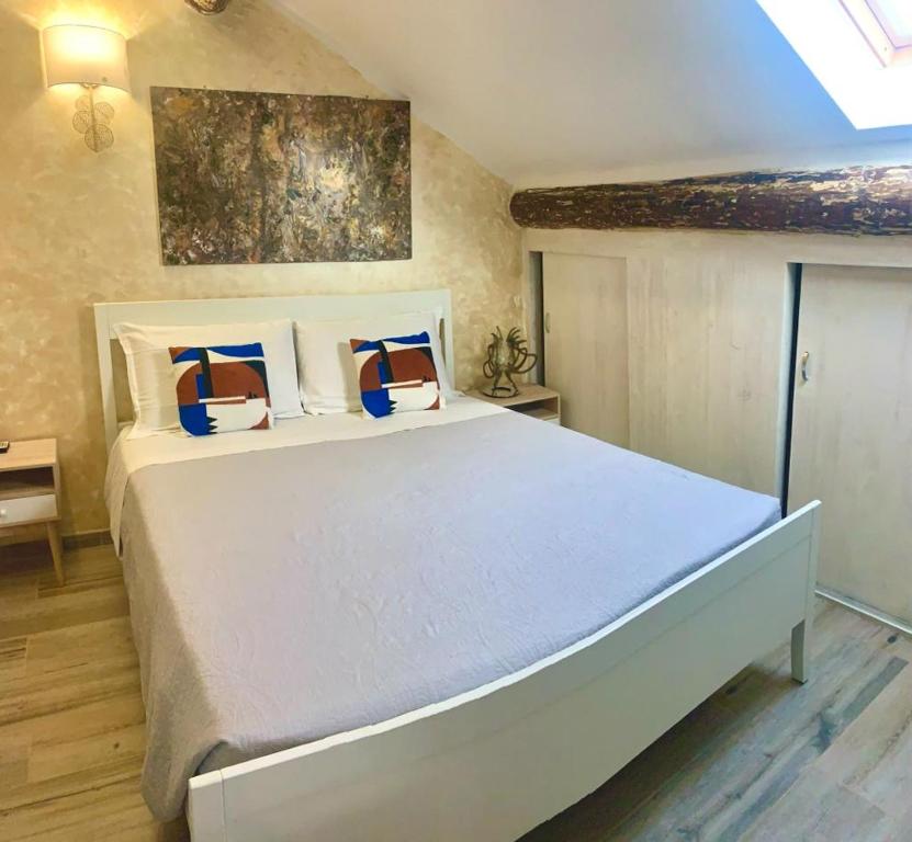 ミラノにあるCentro milano corso buenos airesのベッドルーム(青い枕の大きな白いベッド付)