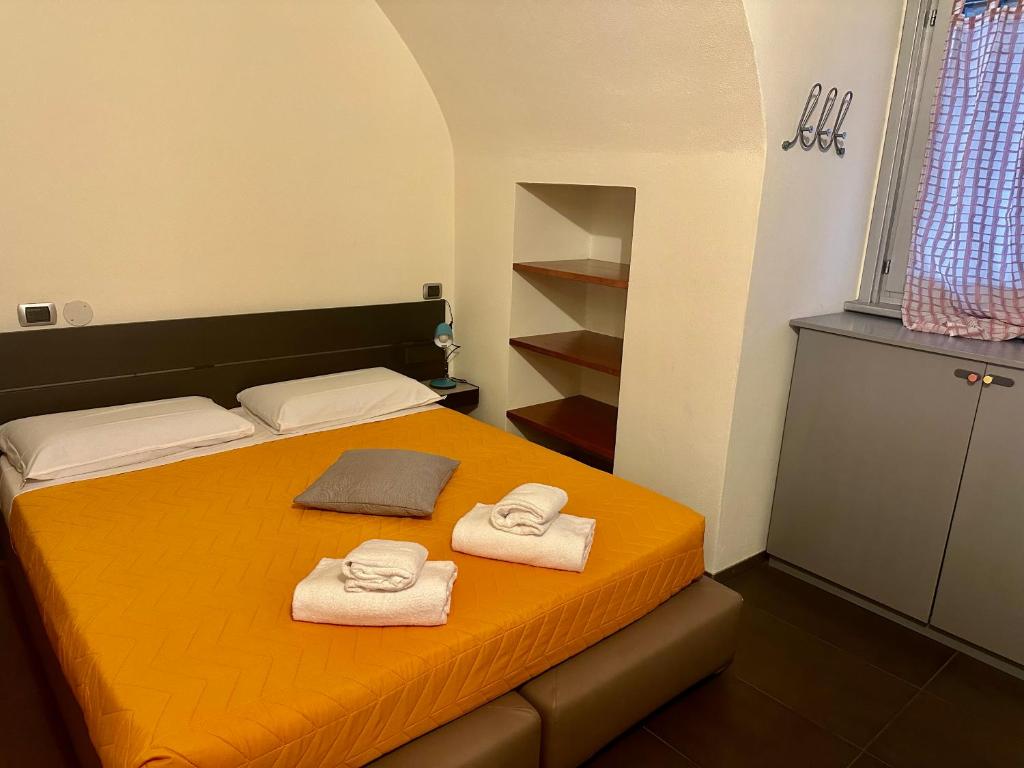 een kamer met een bed met handdoeken erop bij FEEL - Luxury Duomo Suite in Bergamo