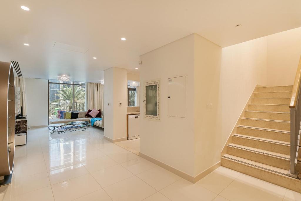 Fotografie z fotogalerie ubytování Chic 2BR Duplex, Huge Balcony High-End Furniture - Allsopp&Allsopp v Dubaji