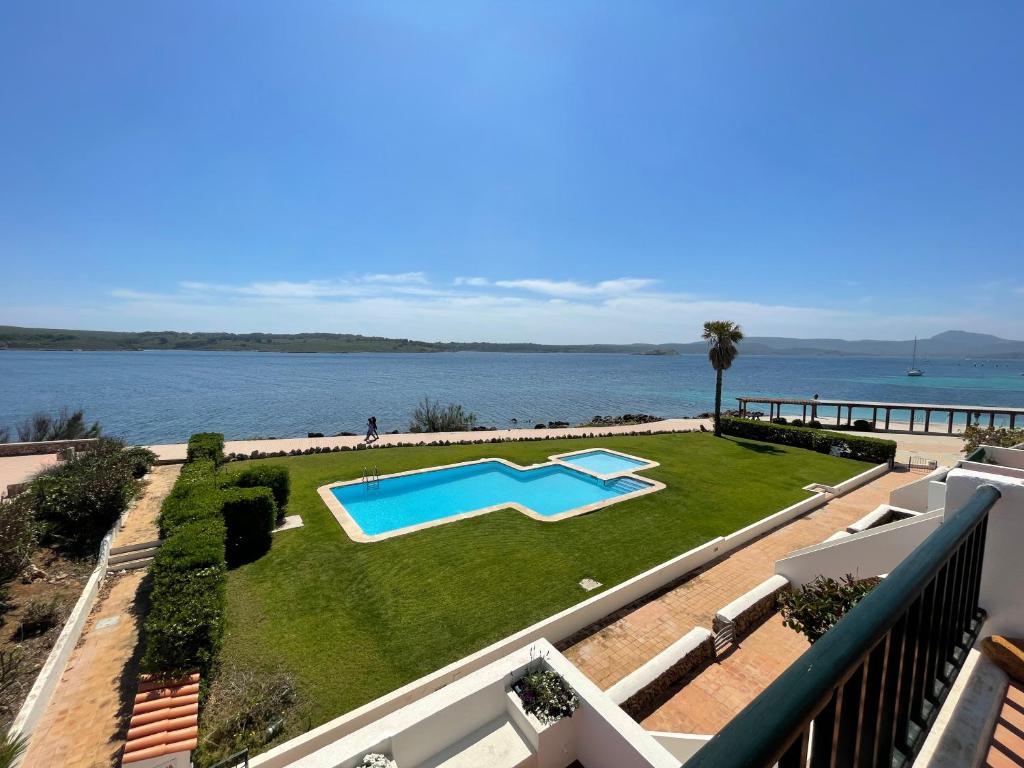 widok na basen i ocean w obiekcie ES CASTELL 1 by SOM Menorca w mieście Fornells