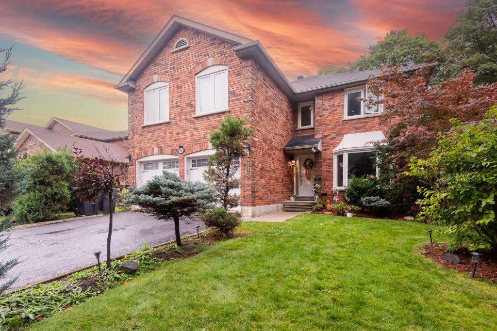 Toronto Luxurious Designer Villa 5 Bedrooms Detached in Posh Area