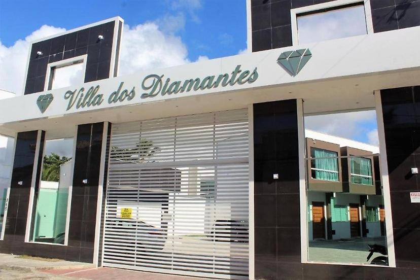 um edifício com um sinal que readsilla disc jimannamines em Apartamentos Villa dos Diamantes em Porto Seguro