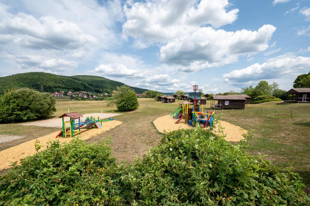 einen Spielplatz mit farbenfroher Ausstattung in einem Park in der Unterkunft Camping Les Vosges du Nord in Oberbronn