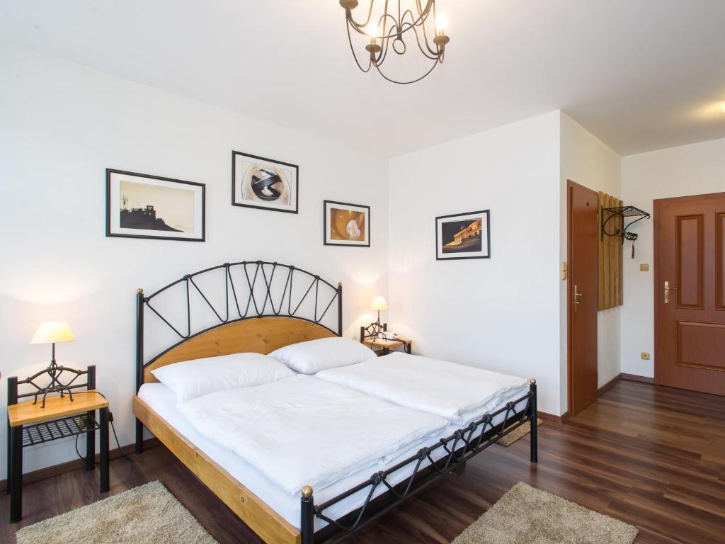 Postel nebo postele na pokoji v ubytování Hotel Šumava