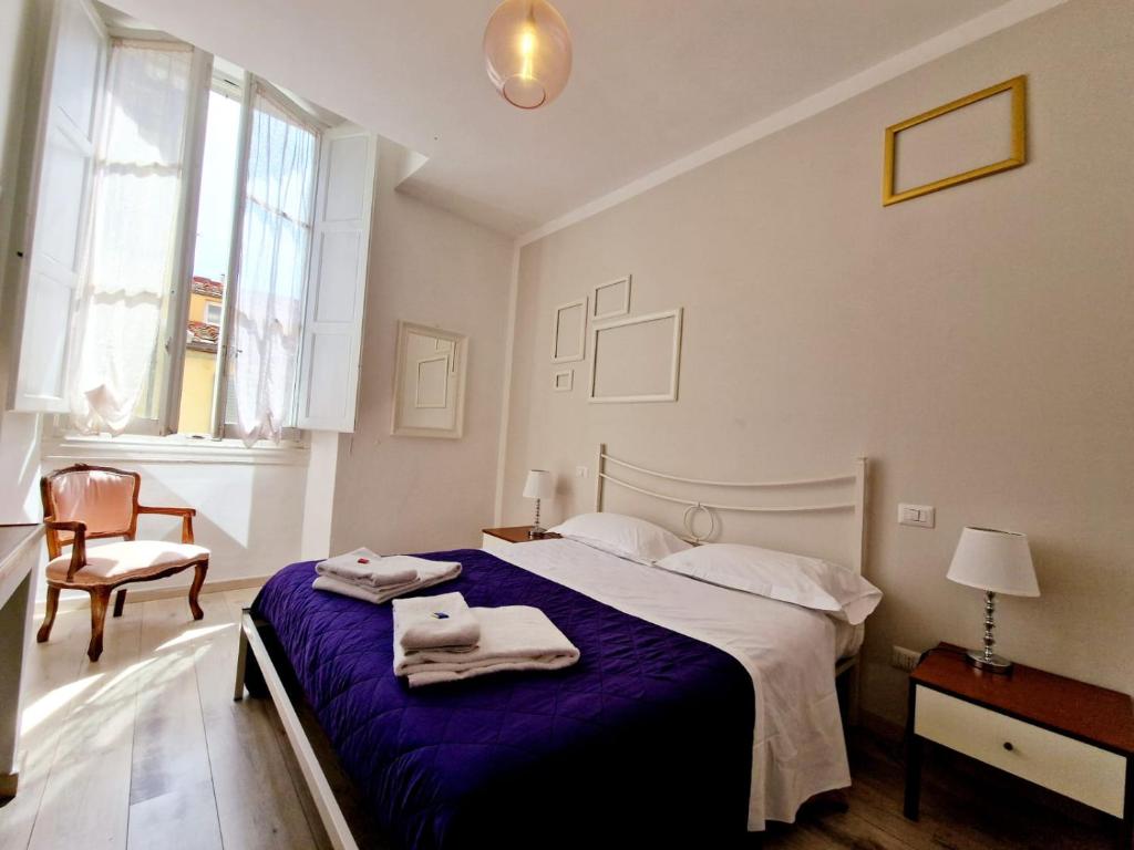 Soggiorno Arcobaleno في فلورنسا: غرفة نوم بسرير كبير عليها مناشف